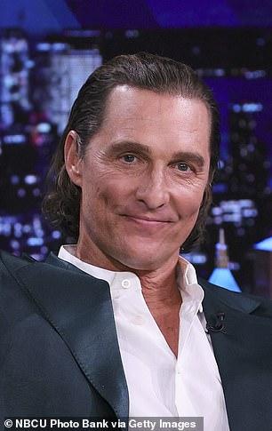 Matthew McConaughey dice que usó un ungüento especial para estimular el crecimiento del cabello después de que aparecieron signos de calvicie