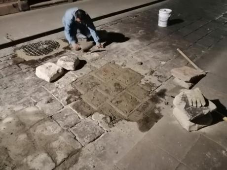Obras Públicas realiza bacheo nocturno en el Centro Histórico