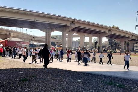 Taxistas “extraditables” bloquean la glorieta del Distribuidor Juárez