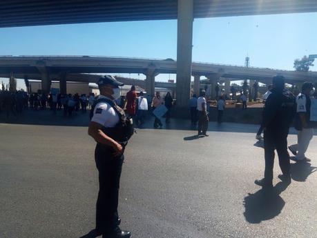 Taxistas “extraditables” bloquean la glorieta del Distribuidor Juárez