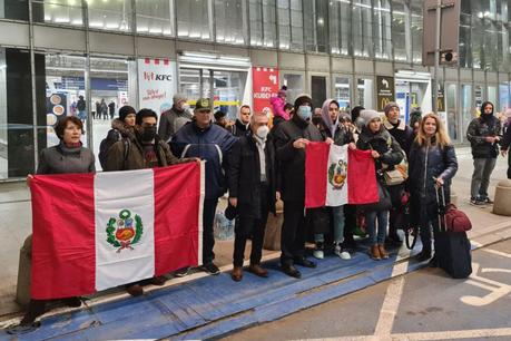 Peruanos que salieron de Ucrania ya se encuentra en Varsovia