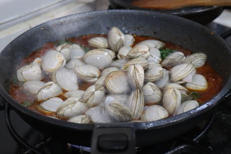 Almejas cornichas en salsa marinera sencilla, receta lista en 15 minutos