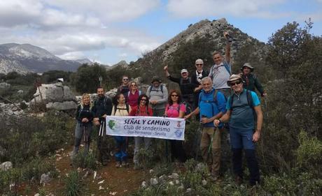 SEÑAL Y CAMINO POR LA SIERRA DE GRAZALEMA