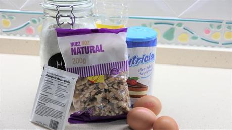 Los ingredientes para hacer bizcocho de leche condensada y nueces en Mambo