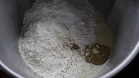 Ponemos la harina y la mezclamos