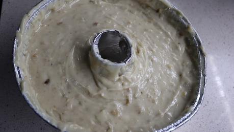 Poner la masa en un molde para hornear