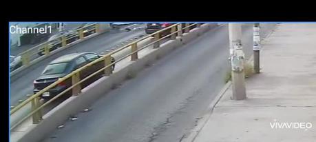 Camioneta choca contra señalética en avenida Muñoz