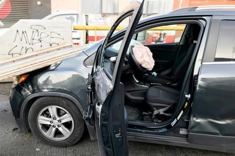 Camioneta choca contra señalética en avenida Muñoz