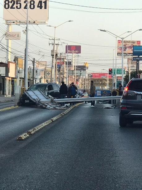 Camioneta choca contra señalética en avenida Muñoz