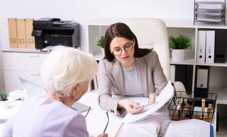 Estas son las consecuencias de no comunicar al banco el fallecimiento de la persona titular de una cuenta