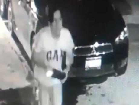 (Video) Sujeto daña y roba vehículo en la Avenida Benito Juárez