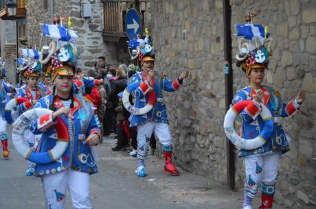 Molinaseca le pone ritmo al sábado de piñata con un divertido desfile 14