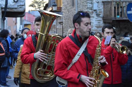 Molinaseca le pone ritmo al sábado de piñata con un divertido desfile 29