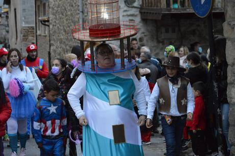 Molinaseca le pone ritmo al sábado de piñata con un divertido desfile 19