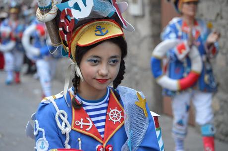 Molinaseca le pone ritmo al sábado de piñata con un divertido desfile 11