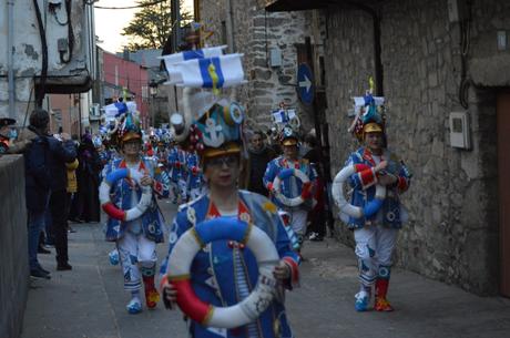 Molinaseca le pone ritmo al sábado de piñata con un divertido desfile 12