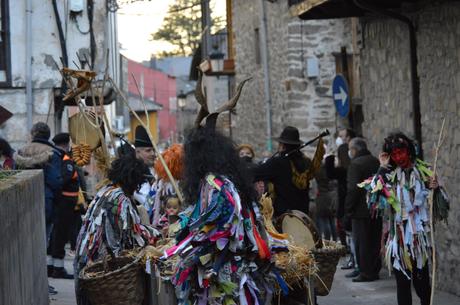 Molinaseca le pone ritmo al sábado de piñata con un divertido desfile 5