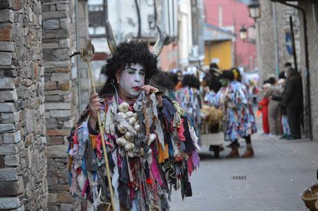 Molinaseca le pone ritmo al sábado de piñata con un divertido desfile 2
