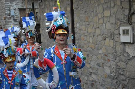 Molinaseca le pone ritmo al sábado de piñata con un divertido desfile 16