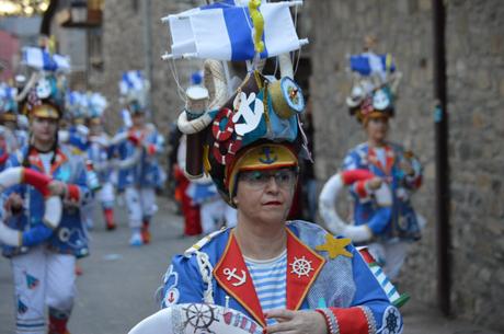 Molinaseca le pone ritmo al sábado de piñata con un divertido desfile 13