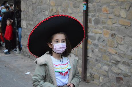 Molinaseca le pone ritmo al sábado de piñata con un divertido desfile 21