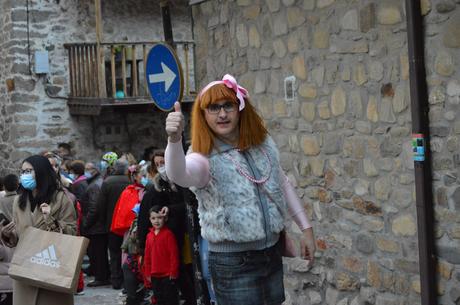 Molinaseca le pone ritmo al sábado de piñata con un divertido desfile 22