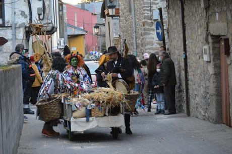 Molinaseca le pone ritmo al sábado de piñata con un divertido desfile 4