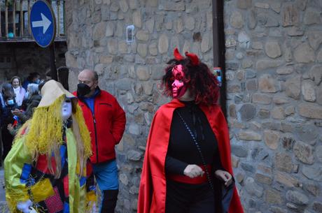 Molinaseca le pone ritmo al sábado de piñata con un divertido desfile 26