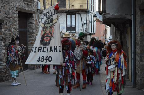 Molinaseca le pone ritmo al sábado de piñata con un divertido desfile 1