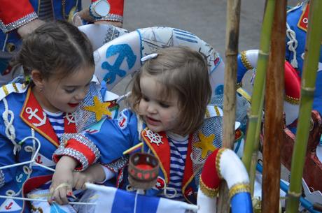 Molinaseca le pone ritmo al sábado de piñata con un divertido desfile 17