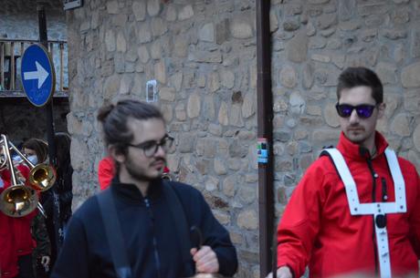 Molinaseca le pone ritmo al sábado de piñata con un divertido desfile 27