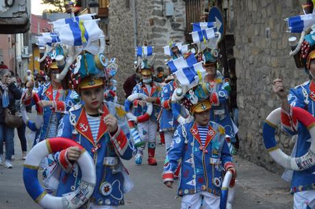 Molinaseca le pone ritmo al sábado de piñata con un divertido desfile 15
