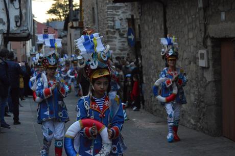Molinaseca le pone ritmo al sábado de piñata con un divertido desfile 10