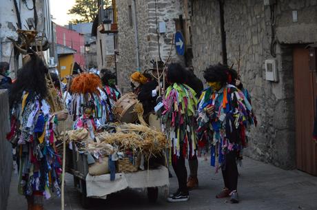 Molinaseca le pone ritmo al sábado de piñata con un divertido desfile 6