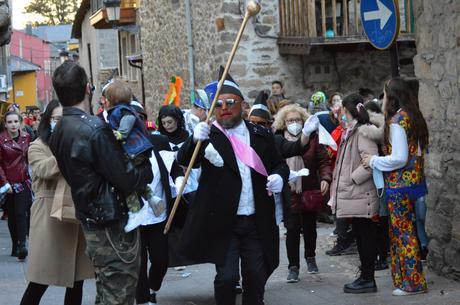 Molinaseca le pone ritmo al sábado de piñata con un divertido desfile 23