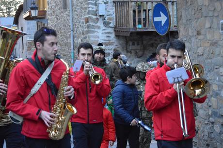 Molinaseca le pone ritmo al sábado de piñata con un divertido desfile 28