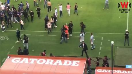 (Video) Por violencia suspenden partido entre Querétaro vs Atlas