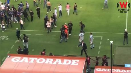 (Video) Por violencia suspenden partido entre Querétaro vs Atlas