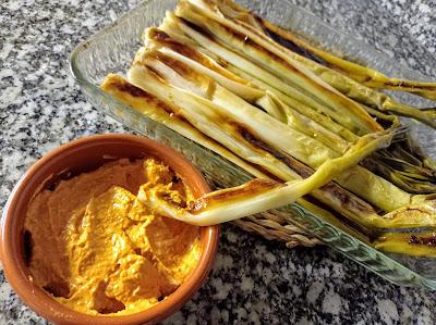 Calçots al horno con salsa