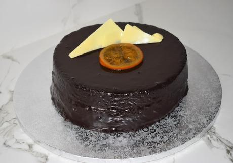 Tarta de chocolate rellena de mermelada de naranja