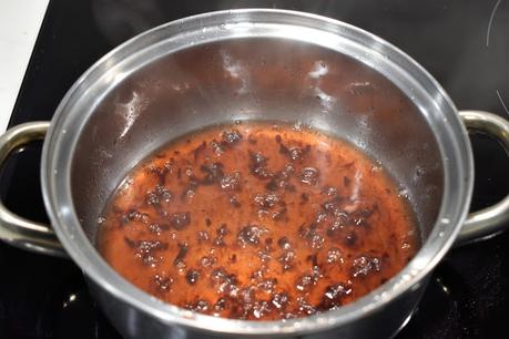 Tarta de chocolate rellena de mermelada de naranja