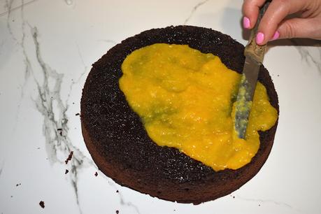 Tarta de chocolate rellena de mermelada de naranja