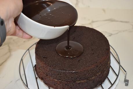 Tarta de chocolate rellena de mermelada de naranja