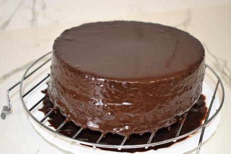 Tarta de chocolate rellena de mermelada de naranja