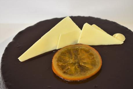 Tarta de chocolate rellena de mermelada de naranja