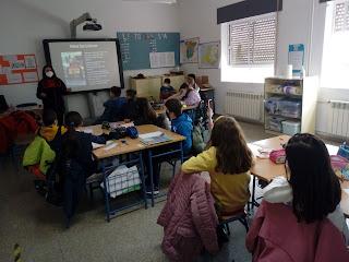 Fátima García en una charla en el colegio Ntra. Sra. del Rosario
