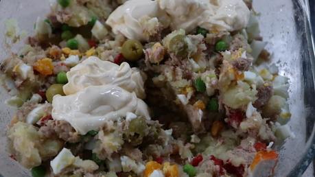 Ensaladilla Rusa Tradicional Casera Ponemos todos los ingredientes y mezclamos todo