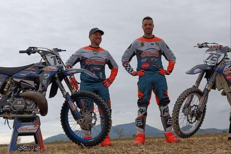 Las competiciones de enduro y motocross con ADHESIVOSEMBARRADOS Las competiciones de enduro y motocross con ADHESIVOSEMBARRADOS
