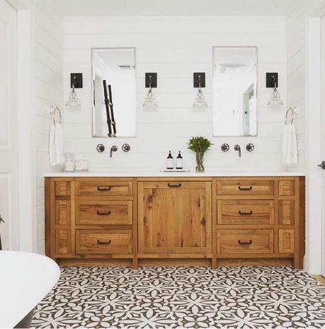 Suelos de baldosa hidráulica, cómo combinarlos y dónde comprarlos Suelos de baldosa hidráulica clásicos en baños