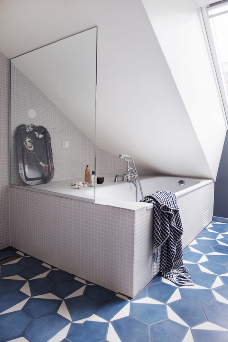 Suelos de baldosa hidráulica, cómo combinarlos y dónde comprarlos Suelos de baldosa hidráulica geométricos en baños